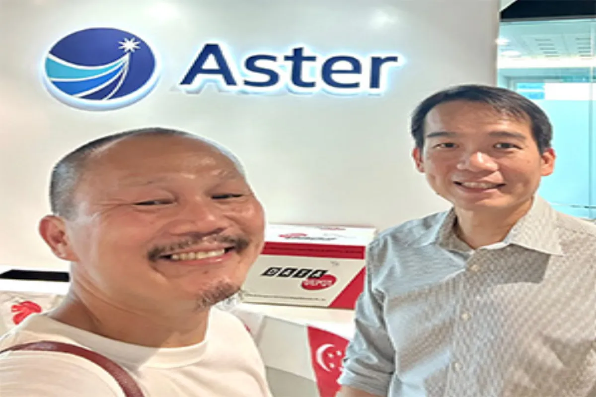 Frven with Thomas at Aster office after Your Sweet Spot workshop - both holding course materials