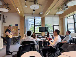 Frven Lim leading HappierMusic ukulele workshop at NTU